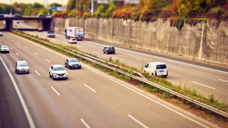 Ar galima autostradoje lenkti iš dešinės? Atsakymas nustebins net patyrusius vairuotojus