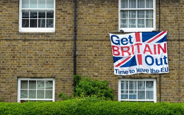 Praėjus dešimtmečiui po „Brexit“: Britanija vis dar moka politinę ir ekonominę kainą