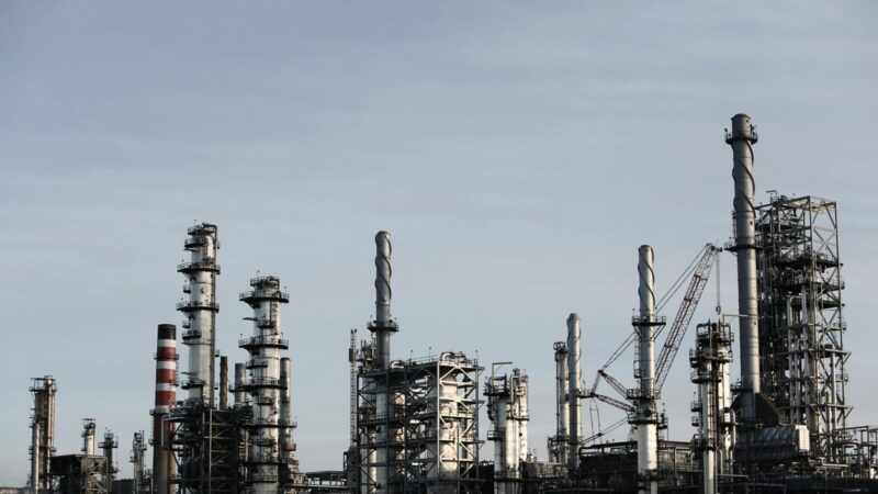 Energijos milžinės „Chevron“ vadovas įspėja: karas Irane naftos rinkas sukrėtė labiau nei Ukraina