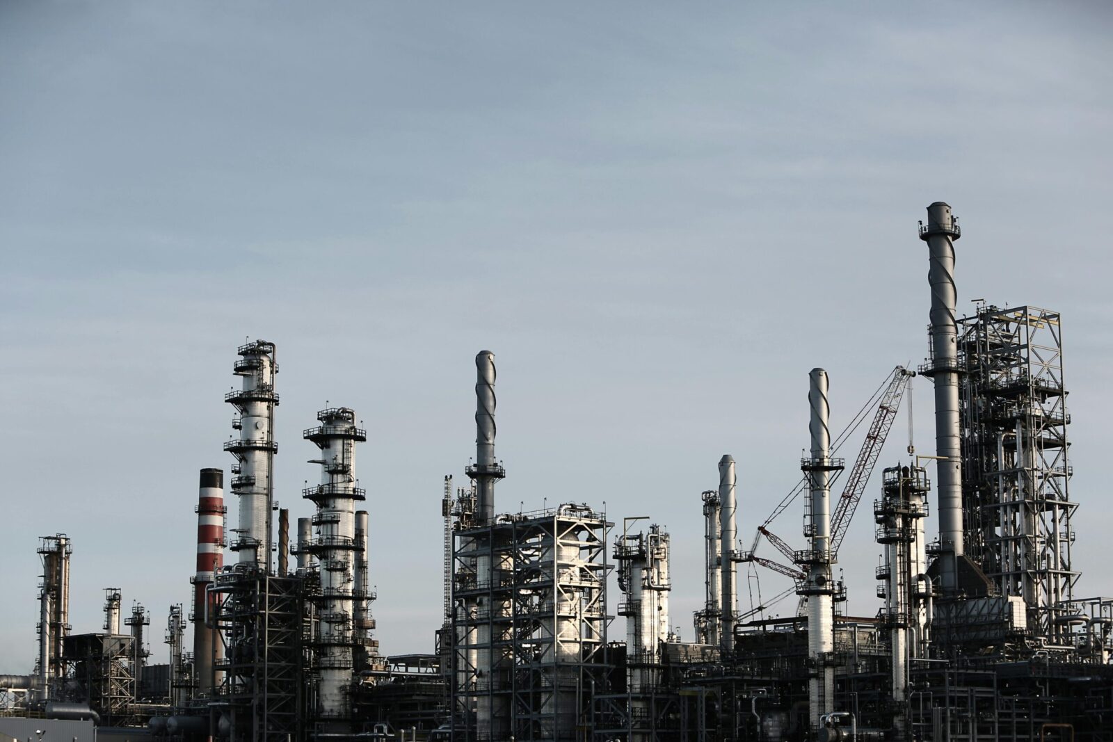 Energijos milžinės „Chevron“ vadovas įspėja: karas Irane naftos rinkas sukrėtė labiau nei Ukraina