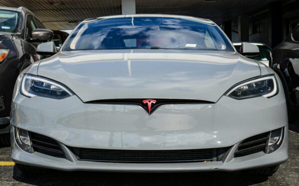 Ką daryti, jei „Tesla“ užšalo? Paaiškėjo būdas, kaip atidaryti duris be jokios elektros