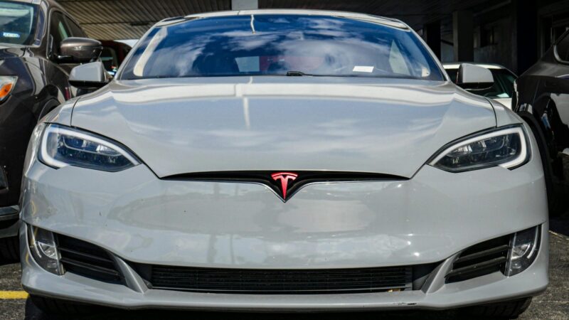 Ką daryti, jei „Tesla“ užšalo? Paaiškėjo būdas, kaip atidaryti duris be jokios elektros