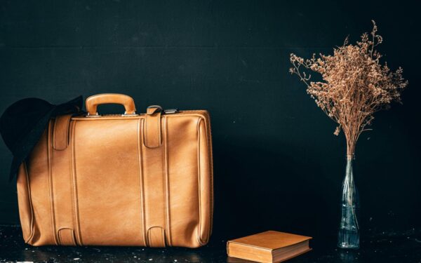 Neišmeskite senų lagaminų: 10 būdų, kaip juos paversti stilingais baldais