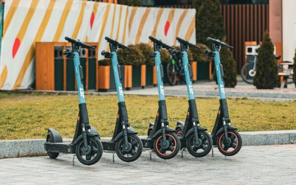 Šokiruojantis lūžis rinkoje: ši paspirtukų naujovė leis keliauti kur kas pigiau ir greičiau