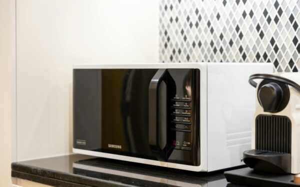 Mikrobangų krosnelė spindės be šveitimo: štai kaip ją išvalyti per kelias minutes