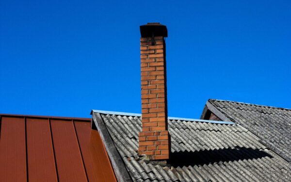 Senovinis triukas kaminui valyti: paprasti virtuvės likučiai išgelbės nuo suodžių