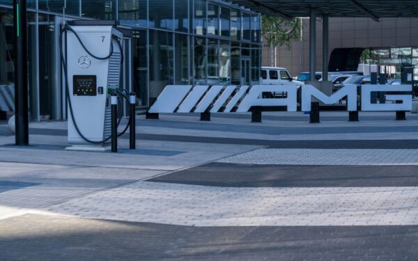 Pabodo ilgas elektromobilio krovimas? Sužinokite, kokią išeitį vairuotojams siūlo „Mercedes“