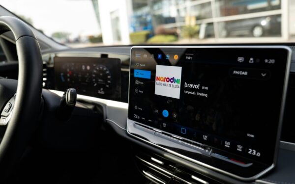 Vairuotojai perspėja vieni kitus: kodėl „Android Auto“ sistemoje dingsta simboliai?