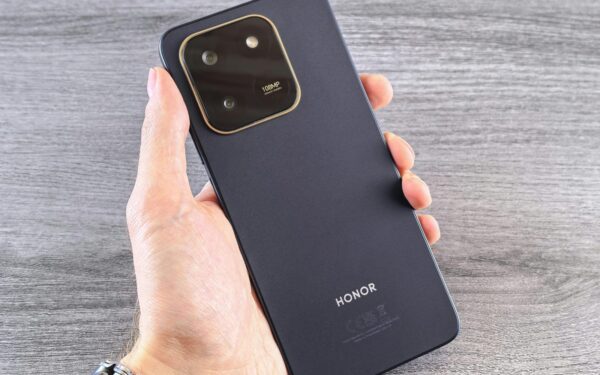 Ar jūsų telefonas jau paseno? „Honor“ pristatė modelį, kurio pavydės net „iPhone“ gerbėjai