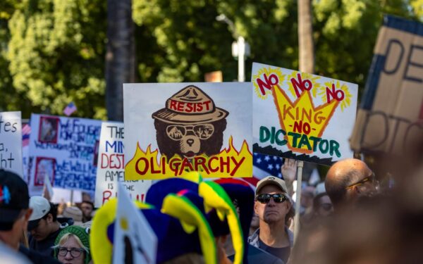 JAV kyla nauja protestų banga: milijonai žmonių gatvėse siunčia įspėjimą valdžiai