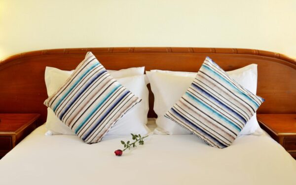 Nebemeskite senų megztinių: štai kaip pigiai pasisiųti prabangias pagalves