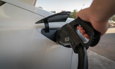 Elektromobilių įkrovimas. Pexels nuotr.