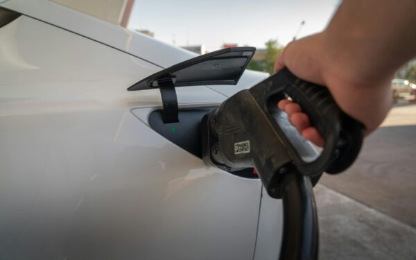 Ar elektromobiliams bus mažinamas PVM? Seime svarstomi pokyčiai gali pakeisti rinką