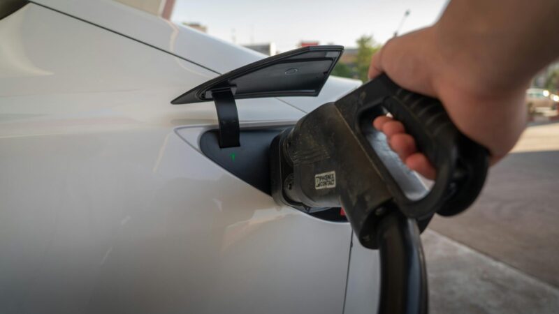 Ar elektromobilių bumas jau baigėsi? Automobilių rinka rodo visiškai netikėtus signalus