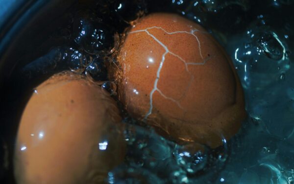 Kiaušinio lukštas limpa prie baltymo? Išspręskite šią bėdą naudodami paprastą stiklainį