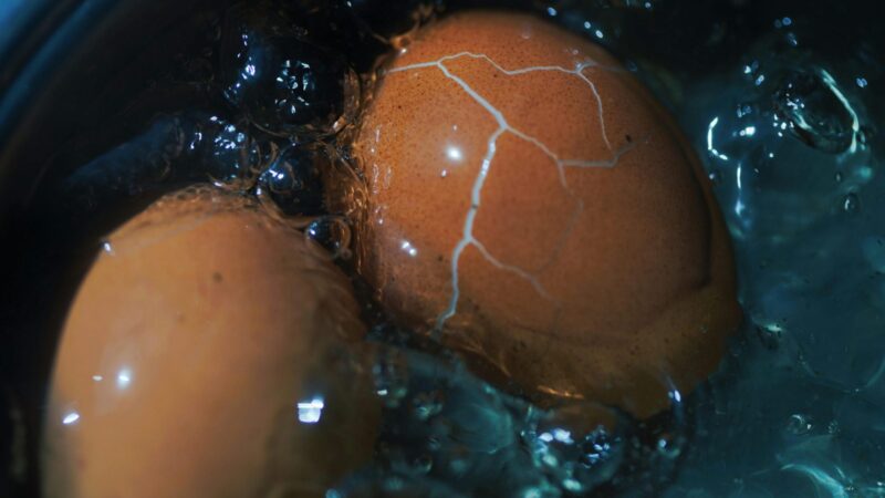 Kiaušinio lukštas limpa prie baltymo? Išspręskite šią bėdą naudodami paprastą stiklainį