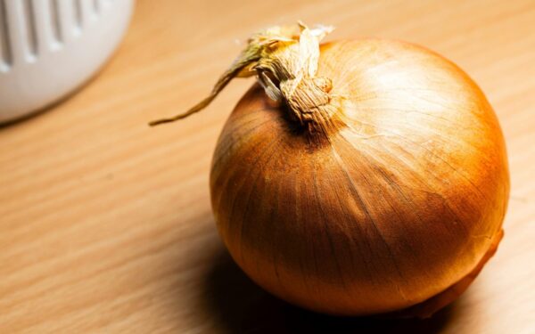 Daugiau nei daržovė: kodėl tai, ką vadiname svogūno sluoksniais, iš tikrųjų yra pasislėpę lapai?