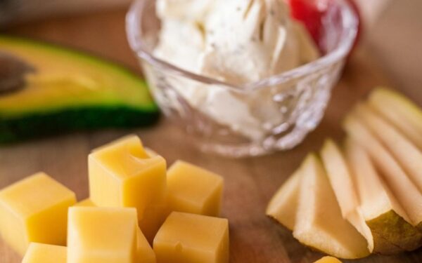 Neleiskite savęs apgaudinėti: paprastas namų testas, padėsiantis išsirinkti natūralų sūrį