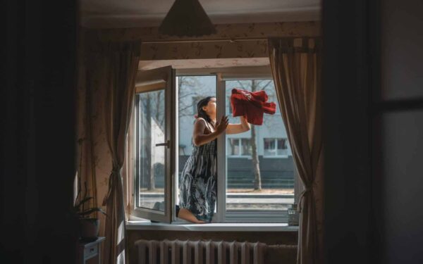 Valymo įmonių paslaptis atskleista: štai koks skystis už kelis eurus nepalieka dėmių ant stiklo