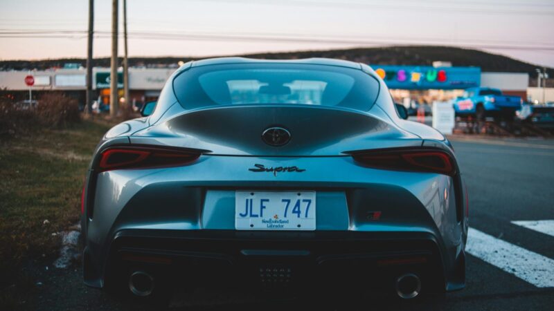 Tradicinių metalinių lentelių eros pabaiga: sužinokite, kokia naujovė keičia automobilius