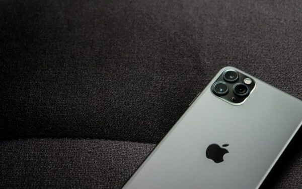 „Apple“ pasiūlė įperkamesnį telefoną: štai kuo stebina naujasis „iPhone 17e“