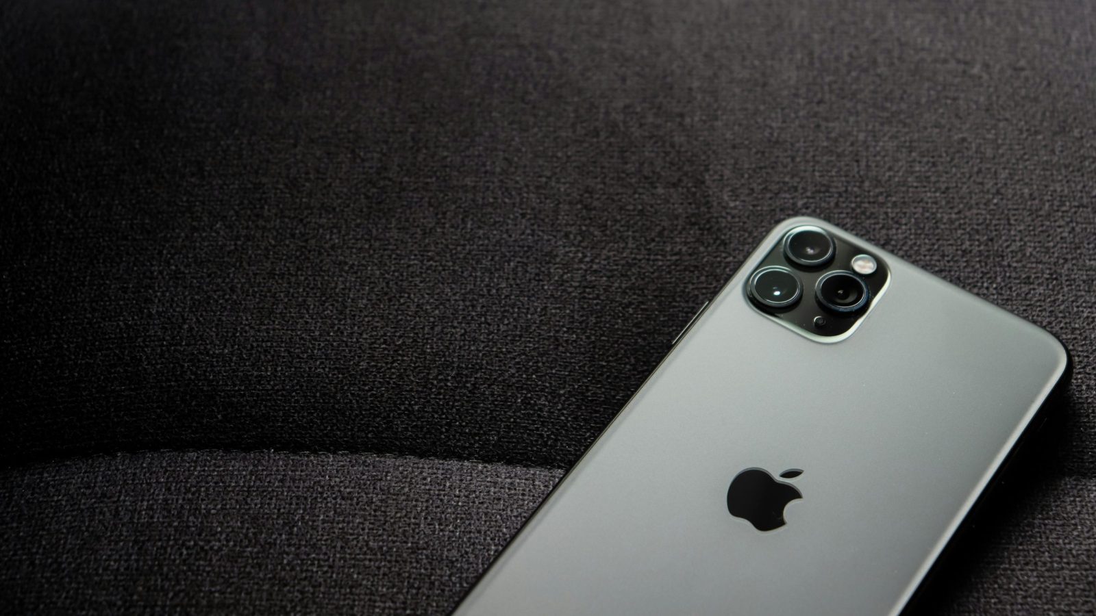 „Apple“ pasiūlė įperkamesnį telefoną: štai kuo stebina naujasis „iPhone 17e“