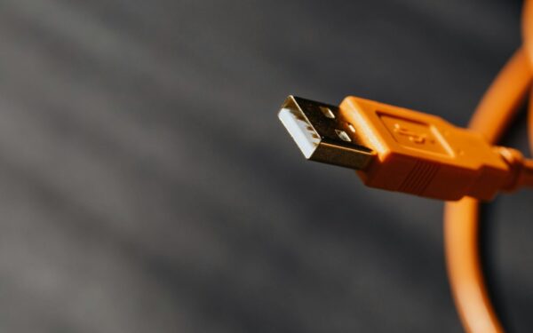 Eksperimentas šokiravo vairuotojus: USB lizdas nustojo veikti per sekundę