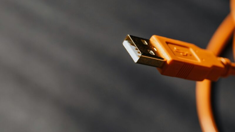 Eksperimentas šokiravo vairuotojus: USB lizdas nustojo veikti per sekundę