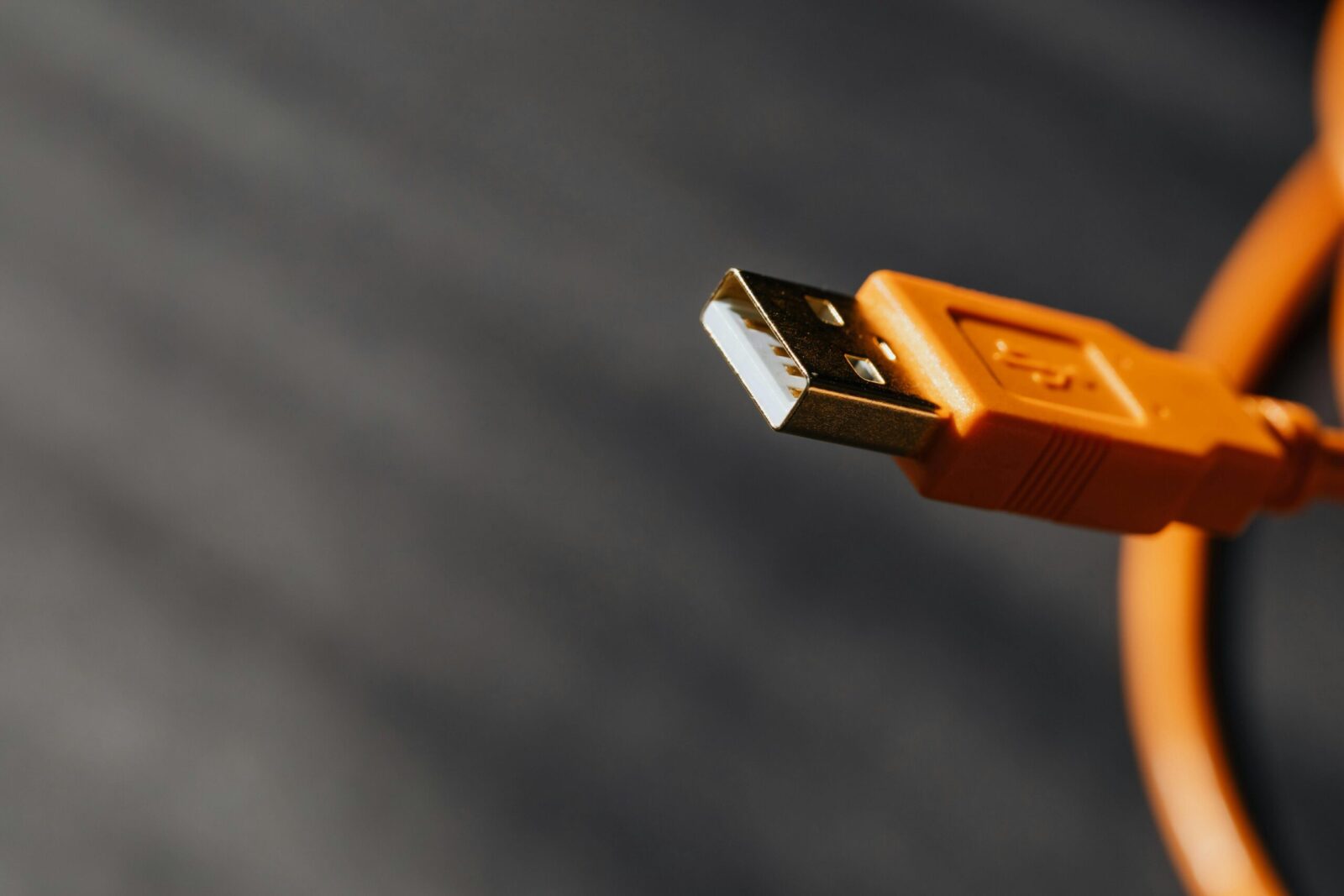 Eksperimentas šokiravo vairuotojus: USB lizdas nustojo veikti per sekundę