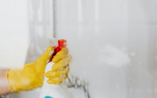 Langai ir veidrodžiai vėl blizgės lyg nauji: sužinokite, kaip pasigaminti valiklį už kelis centus