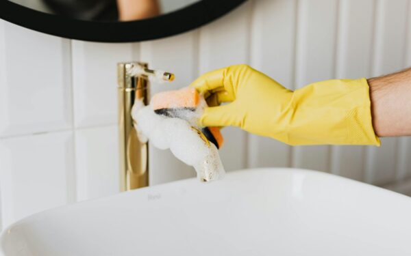 Vonia spindės kaip nauja be jokio šveitimo: ši priemonė ištirpdo kalkes per 20 minučių