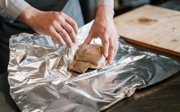 Suglamžytas folijos rutuliukas daro stebuklus: 3 gudrybės, kurios palengvins namų ruošą