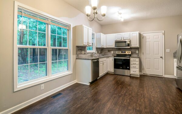 Negaiškite pinigų naujai dangai: atskleidė, kaip verdantis vanduo padės išgelbėti linoleumą