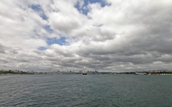 Hormūzo sąsiauryje bręsta krizė: kodėl JAV smogė Irano laivams ir kas laukia degalų kainų?