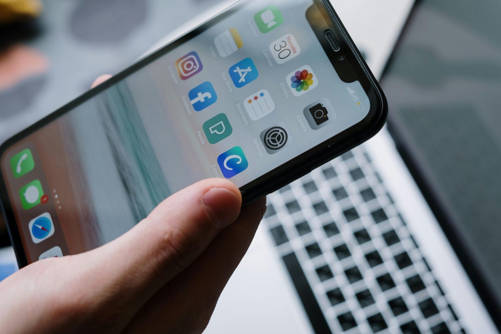 Pavojus „iPhone“ kalendoriuje: viena nuoroda gali atverti duris sukčiams į 1,8 mlrd. įrenginių