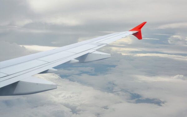 Europos gamintojai priversti mokėti priemokas: dėl sutrikusių skrydžių iš Azijos senka mikroschemų atsargos