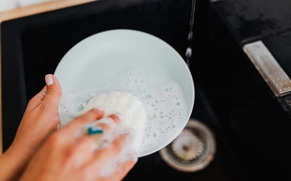 Indų ploviklis baigiasi per greitai? Sužinokite, kaip viena pigi priemonė padvigubina jo kiekį