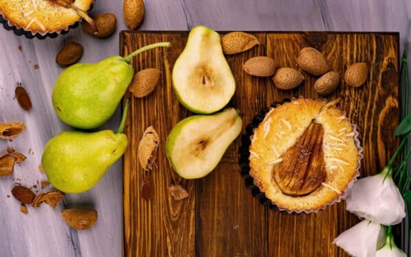 Švelnus kriaušių pyragas be miltų: desertas, kurio nepamiršite