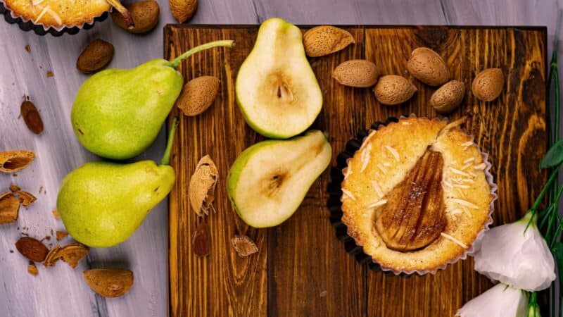 Švelnus kriaušių pyragas be miltų: desertas, kurio nepamiršite