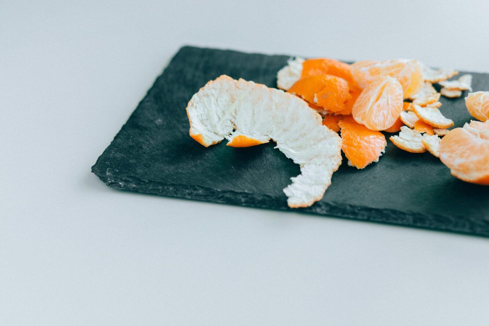Neišmeskite apelsinų žievelių: šis 2 ingredientų mišinys tirpdo riebalus geriau už chemiją