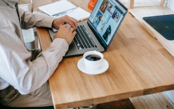 Europos Komisija siunčia aiškią žinią europiečiams: dirbkite iš namų ir mažiau vairuokite