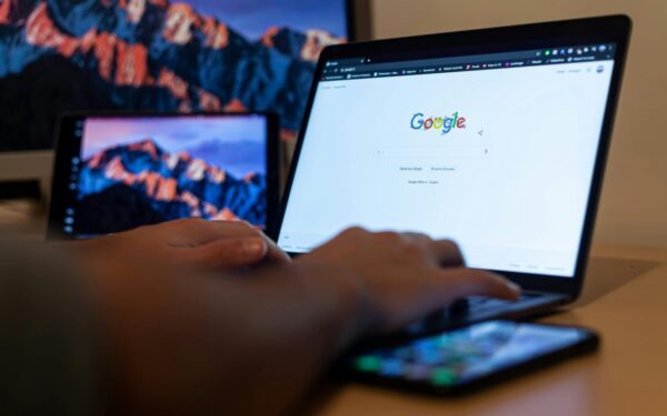 Patogu, bet ar saugu? „Google Messages“ naikina populiariausią prisijungimo būdą