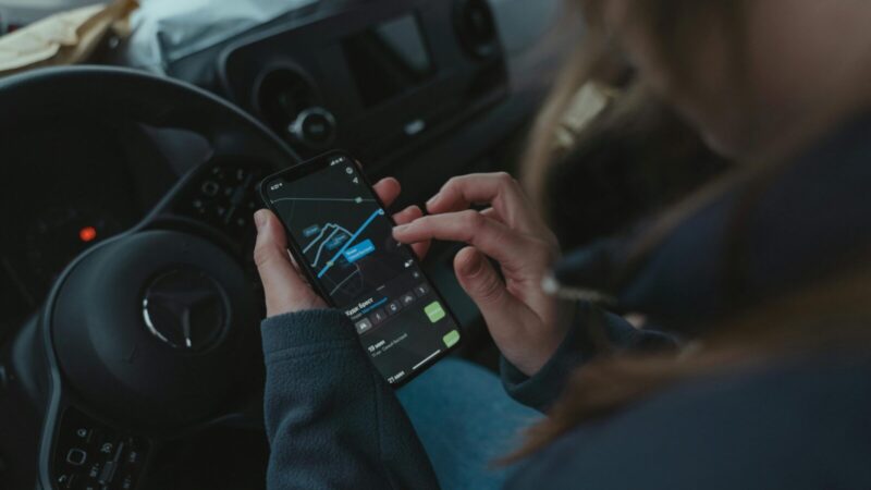 Vienas judesys ir bauda: klaida naudojantis navigacija, kurią kasdien daro tūkstančiai vairuotojų