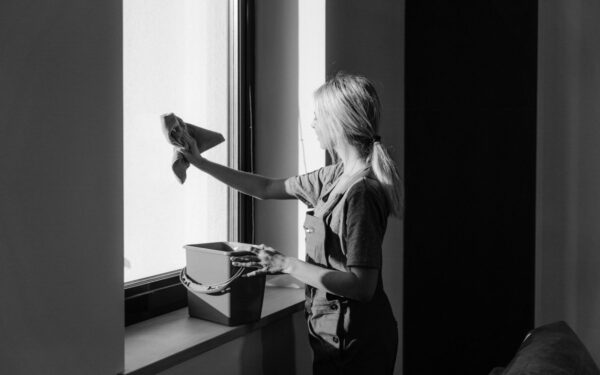 Skaidrūs langai be ruožų: senas močiučių triukas su amoniaku, kuris kainuoja centus