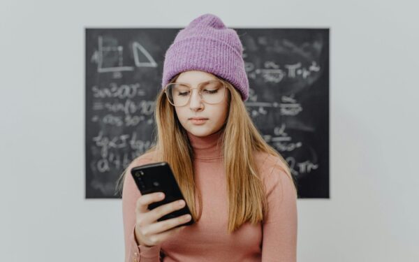 Kodėl vaikai nebegali padėti telefono į šalį? Sužinokite, kas iš tiesų juos prikausto