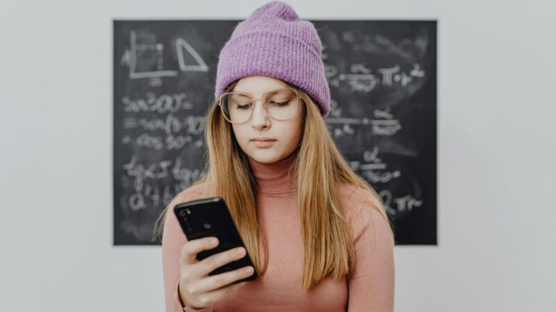 Kodėl vaikai nebegali padėti telefono į šalį? Sužinokite, kas iš tiesų juos prikausto