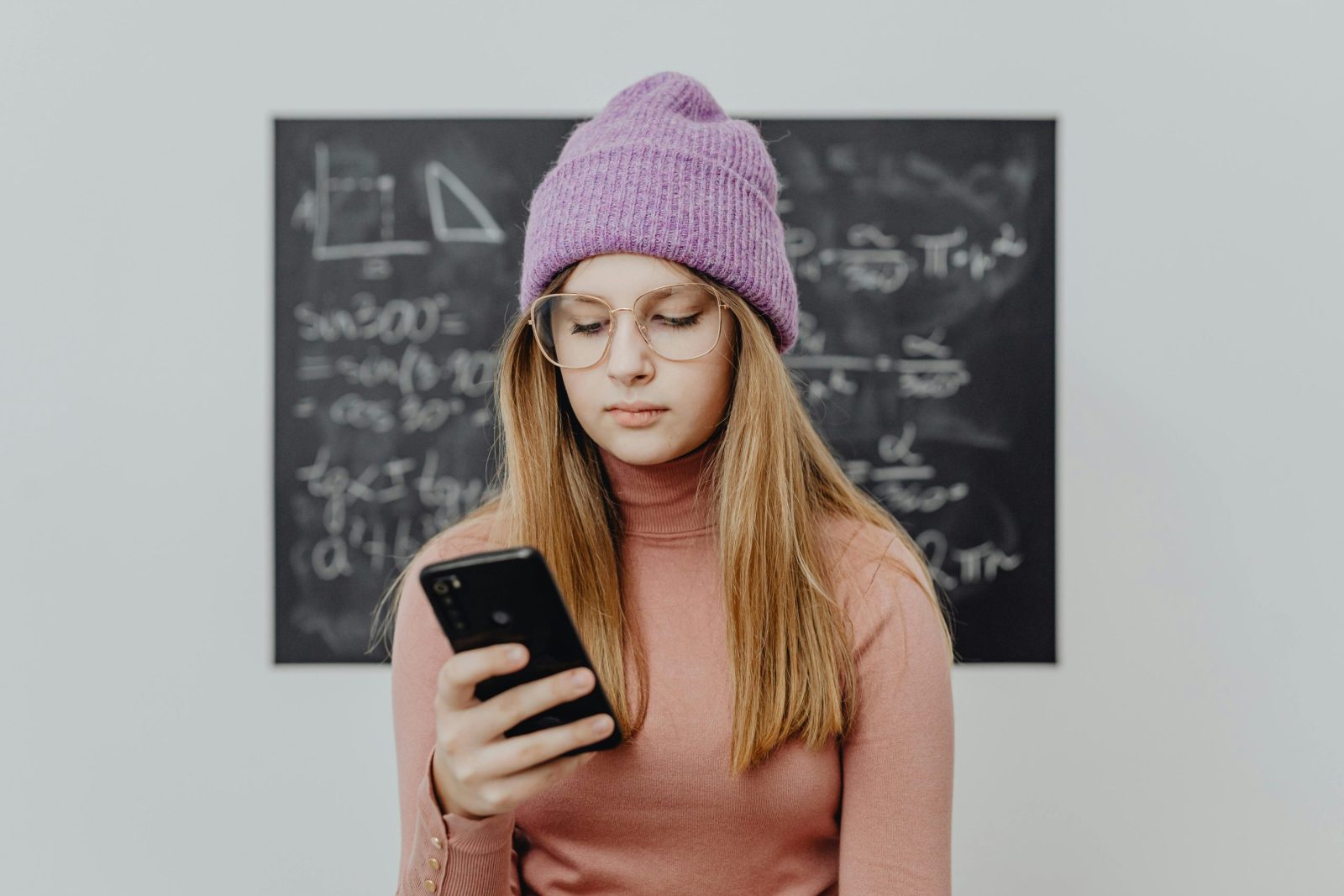 Kodėl vaikai nebegali padėti telefono į šalį? Sužinokite, kas iš tiesų juos prikausto