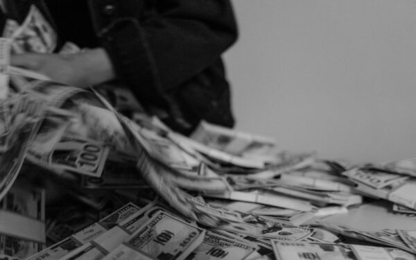 Sukčiai iš keturių gyventojų ir įmonės pasisavino 60,8 tūkst. eurų