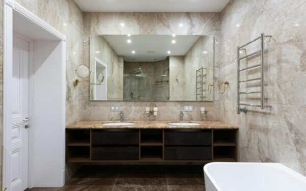 Paprastas triukas, kuris padės apsaugoti vonios veidrodį nuo rasojimo