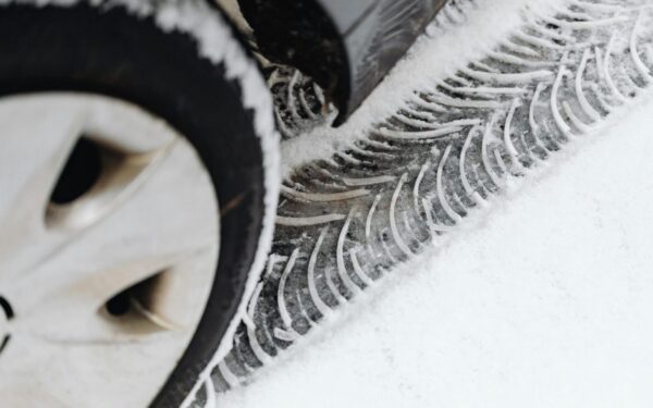 Automobilis ryte nejuda iš vietos? Sužinokite, kaip saugiai išlaisvinti prišalusius stabdžius